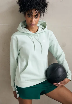 adidas Sportswear ESSENTIALS SMALL LOGO FEEL COZY HOODIE - Bluza z kapturem - linen green